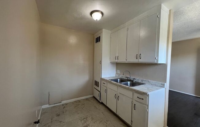 2 beds, 1 bath, $2,450, Unit 6