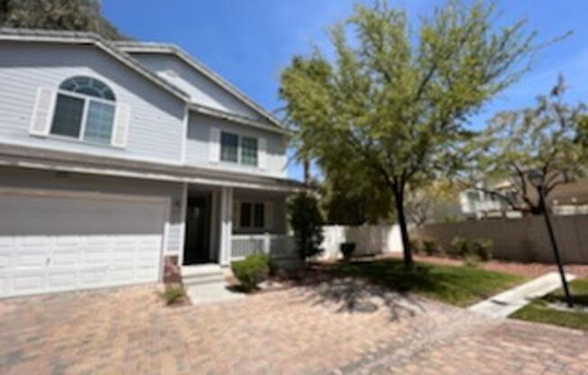 4 Bedroom Located in Lamplight!