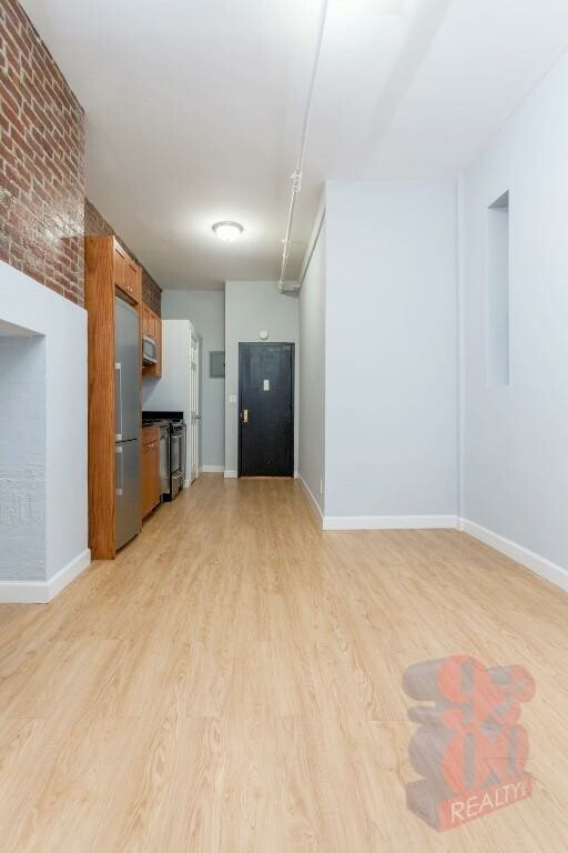 358 W 51 ST