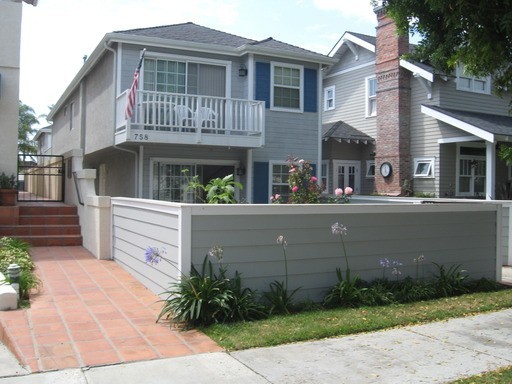758 1/2 E AVE