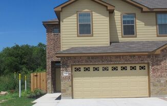 3/2.5/2 duplex with wood like tile flooring & carpet mix / Interior Washer & Dryer connections / Fenced Yard / CISD