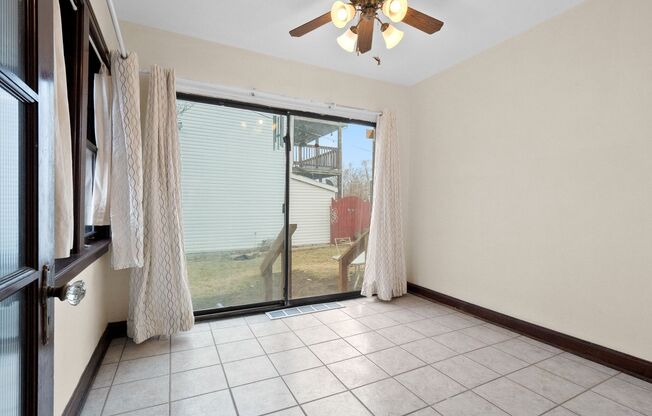 3 beds, 1.5 baths, $1,795, Unit 2906