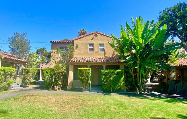 5225 De Longpre Ave