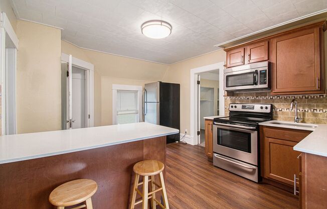 3-bedroom apartment on top floor $1099 - Ask about our no security deposit option!