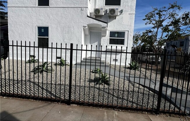 1125 W 43 ST