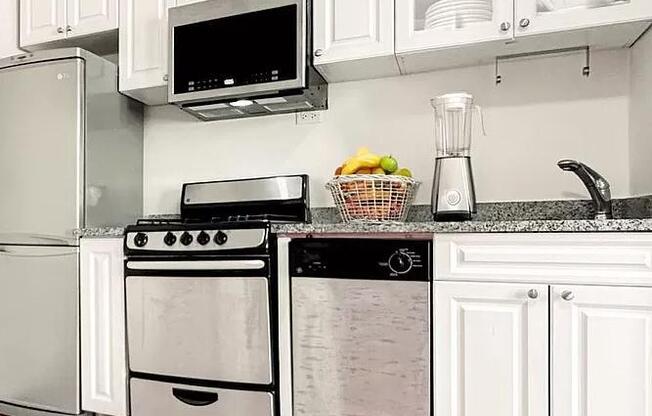 1 bed, 1 bath, 700 sqft, $5,500, Unit 30