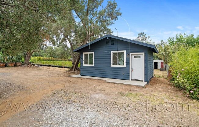 Charming And Peaceful 1 Bed/1 Bath Cottage Home on a Large Fenced In Lot In Fallbrook!