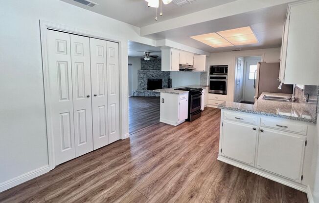 $2,395 Clinton & Maple, 3 Bedroom 2 Bathroom - Harvard Ave, Fresno - Spacious and Landscaped Yard