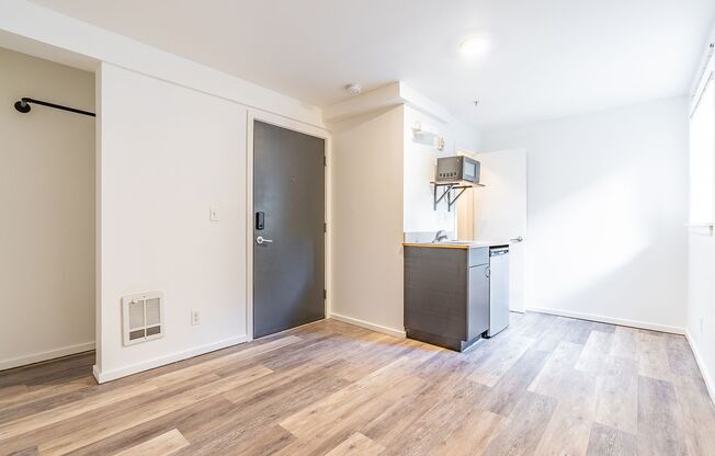 Studio, 1 bath, 220 sqft, $829, Unit 8F