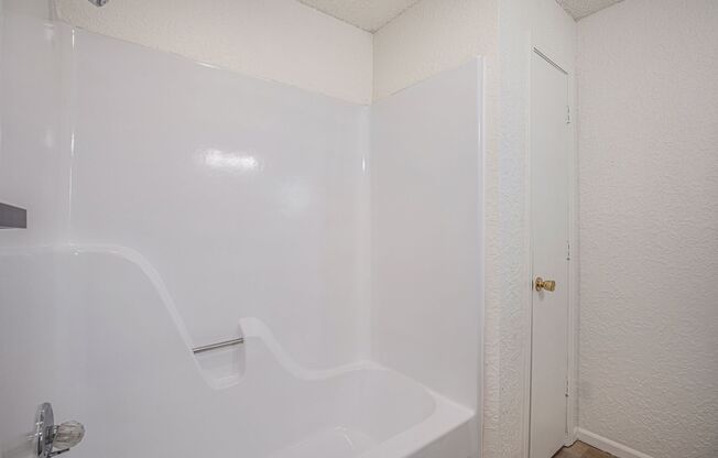 1 bed, 1 bath, 407 sqft, $850, Unit 6924 Unit #12