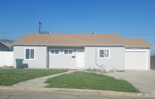 3 beds, 2 baths, $2,500