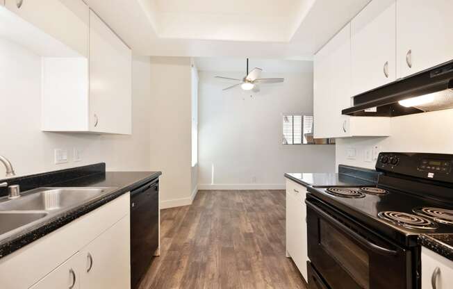 the preserve at ballantyne commons apartment living room and kitchen