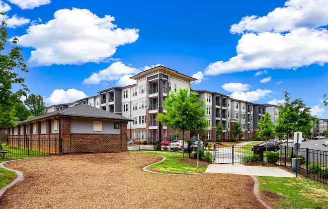 the preserve at ballantyne commons apartments courtyard and building exterior