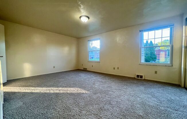 Must-See Two Bedroom Townhouse in Plum! Updated Kitchen, NEW Carpet & More! Call Today!