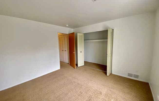 2 beds, 1 bath, 1,000 sqft, $1,295, Unit 619 Flint Rd. #5