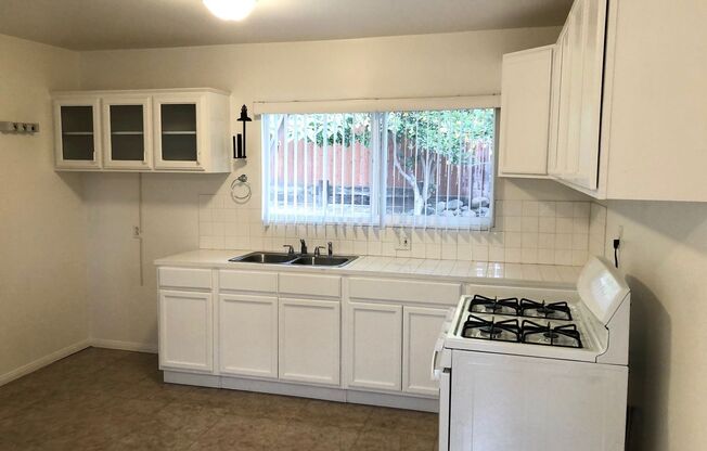 2 beds, 1 bath, $2,850