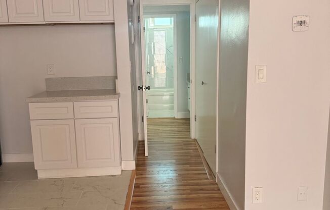 Charming 1 Bedroom Apartment with Pool, Patio & Flexible Month-to-Month Lease