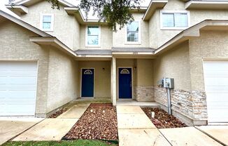 AVAILABLE NOW! 2-Story 3 Bedroom / 2.5 Bath Duplex Near Ingram Park Mall!