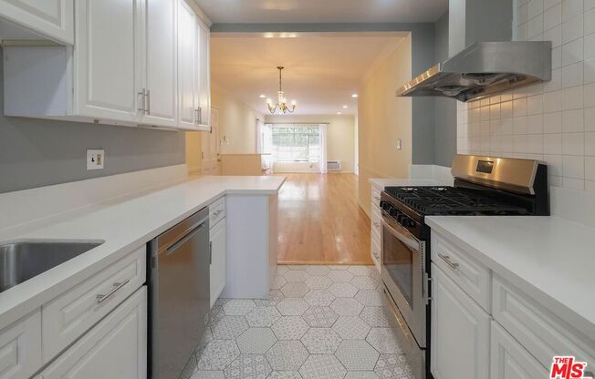 854 1/2 S PLYMOUTH BLVD