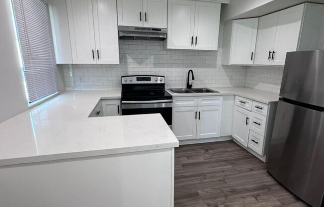 6050 1/2 10 AVE