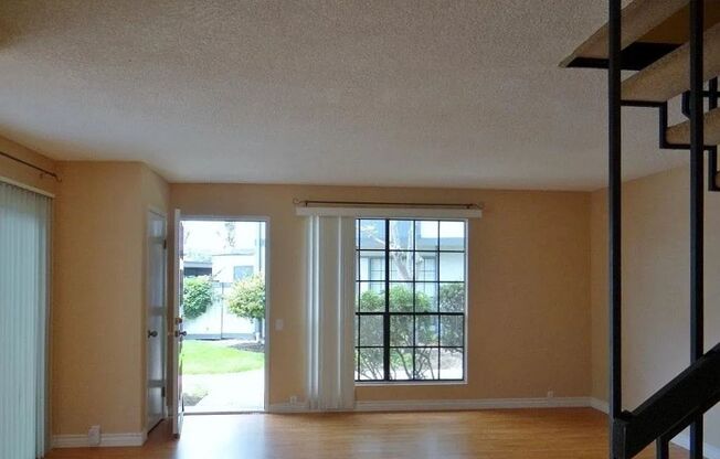 3 BR Townhouse Located on UCSD Bus Line w/ Spacious Bedrooms!
