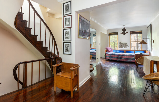 312 W 19 ST