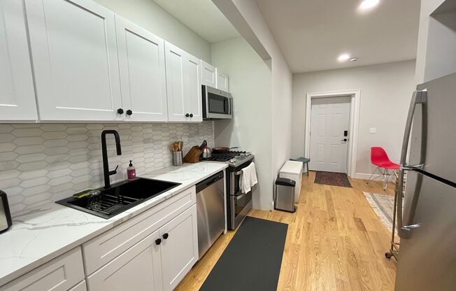 1 bed, 1 bath, $2,000, Unit 634 George 3