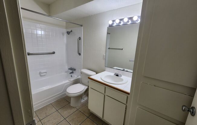 1 bed, 1 bath, 700 sqft, $999, Unit LAW11-110