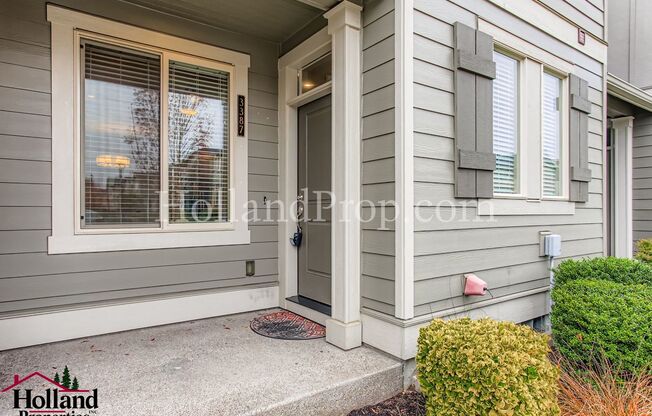 Beautiful Townhome with an Attached Garage in South East Hillsboro!