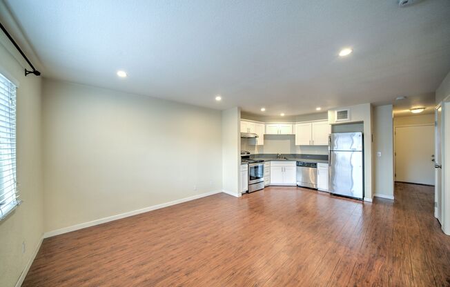 3 beds, 1 bath, $2,295, Unit 305