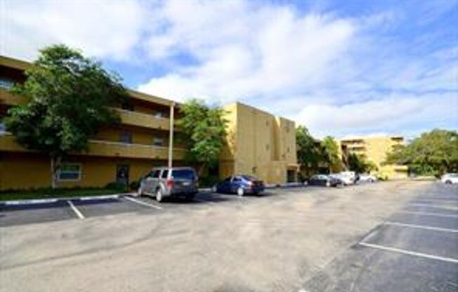 3 beds, 2 baths, $2,500, Unit 4131 Stirling rd #304