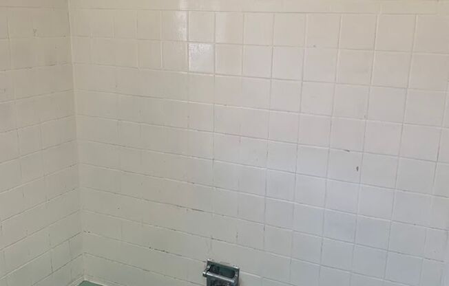 3 beds, 1 bath, $2,195, Unit 206D