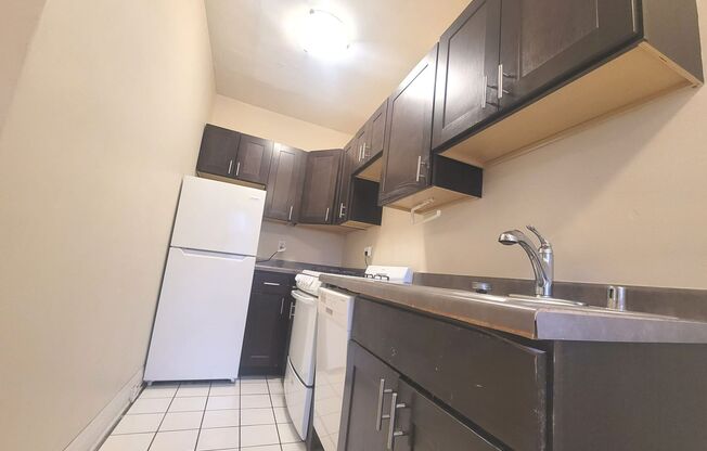 1 bed, 1 bath, $1,025, Unit 18
