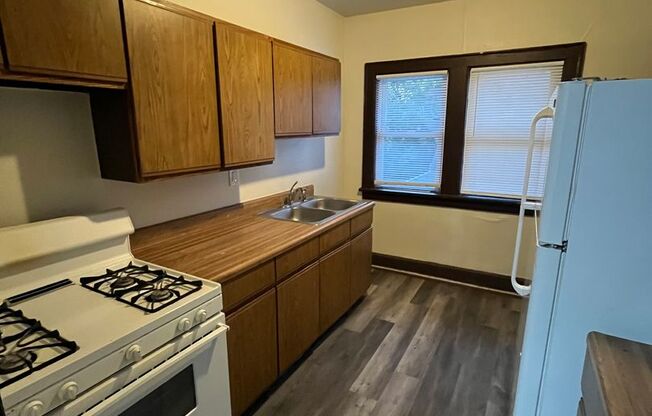 2 beds, 1 bath, $850, Unit 1426 1W