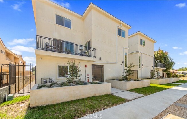 3 beds, 2.5 baths, 1,698 sqft, $4,200, Unit 3