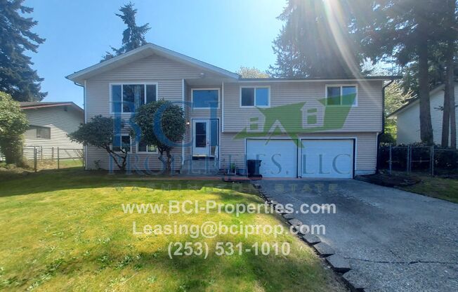 Beautiful 4 Bedroom/ 3 Bath Home close to Sunnyside Beach Park/ JBLM/ Fort Steilacoom!