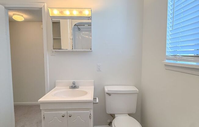 1 bed, 1 bath, 650 sqft, $950, Unit F8