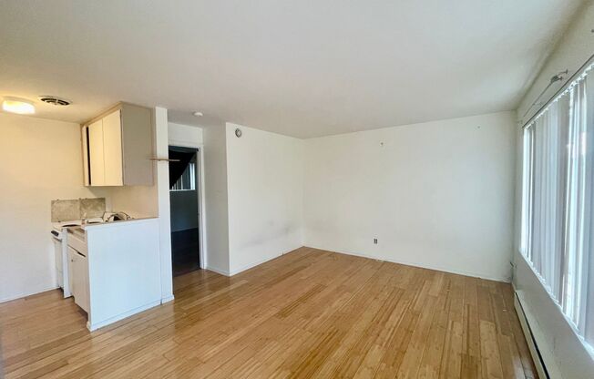 1 bedroom, 1 Bath Apartment in Columbia City! $1300 Per month