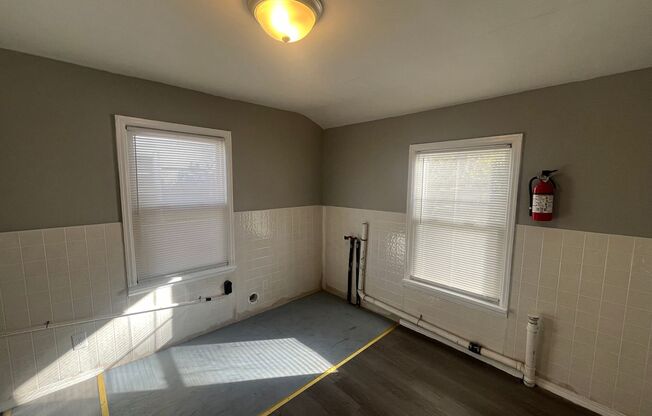 2 beds, 1 bath, $1,200