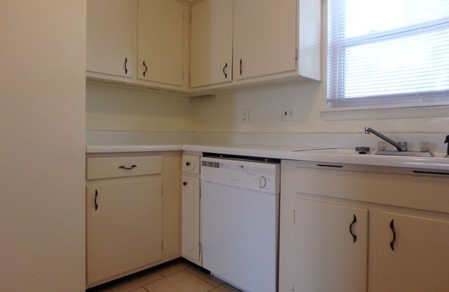 2 beds, 1.5 baths, $995, Unit 5