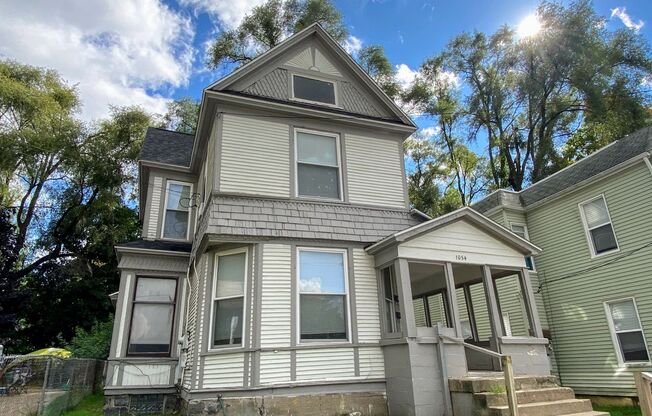 1054 Lafayette SE