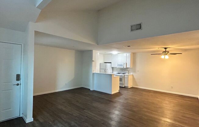 2 beds, 2 baths, 900 sqft, $2,600, Unit 14