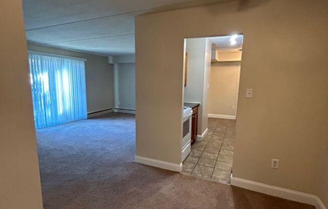 2 beds, 1.5 baths, 934 sqft, $1,550, Unit M04