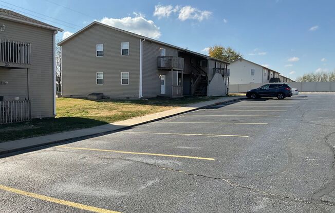 Nice 2 bedroom 1 bath apartment in Joplin, MO - Near MSSU! (Downstairs Unit )