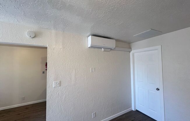 1 bed, 1 bath, $950, Unit 915 Unit 5