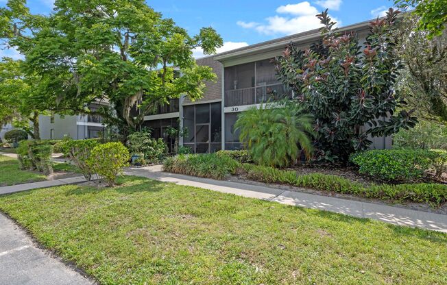 Lovely 1/1 condo in Winter Springs ~ Freshly Updated with New Paint, Fixtures, and More!