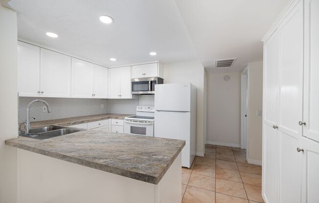 2 beds, 2 baths, $2,595, Unit UNIT 219