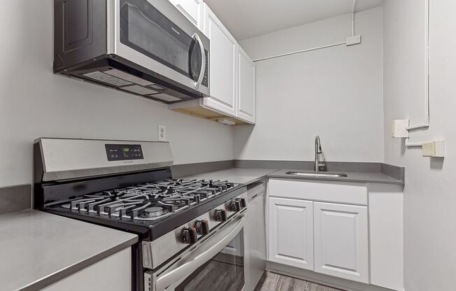 1 bed, 1 bath, 390 sqft, $780, Unit 32 Spruce - 406