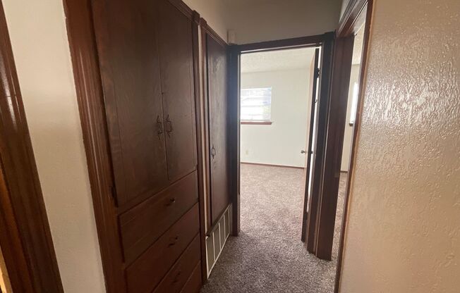 3 beds, 1 bath, $950