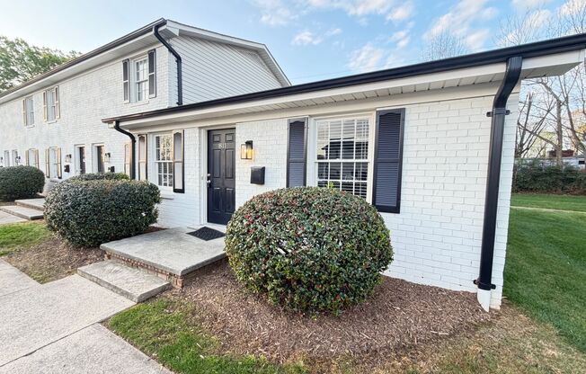 1 bed, 1 bath, 615 sqft, $1,050, Unit 811 Oakwood Villa